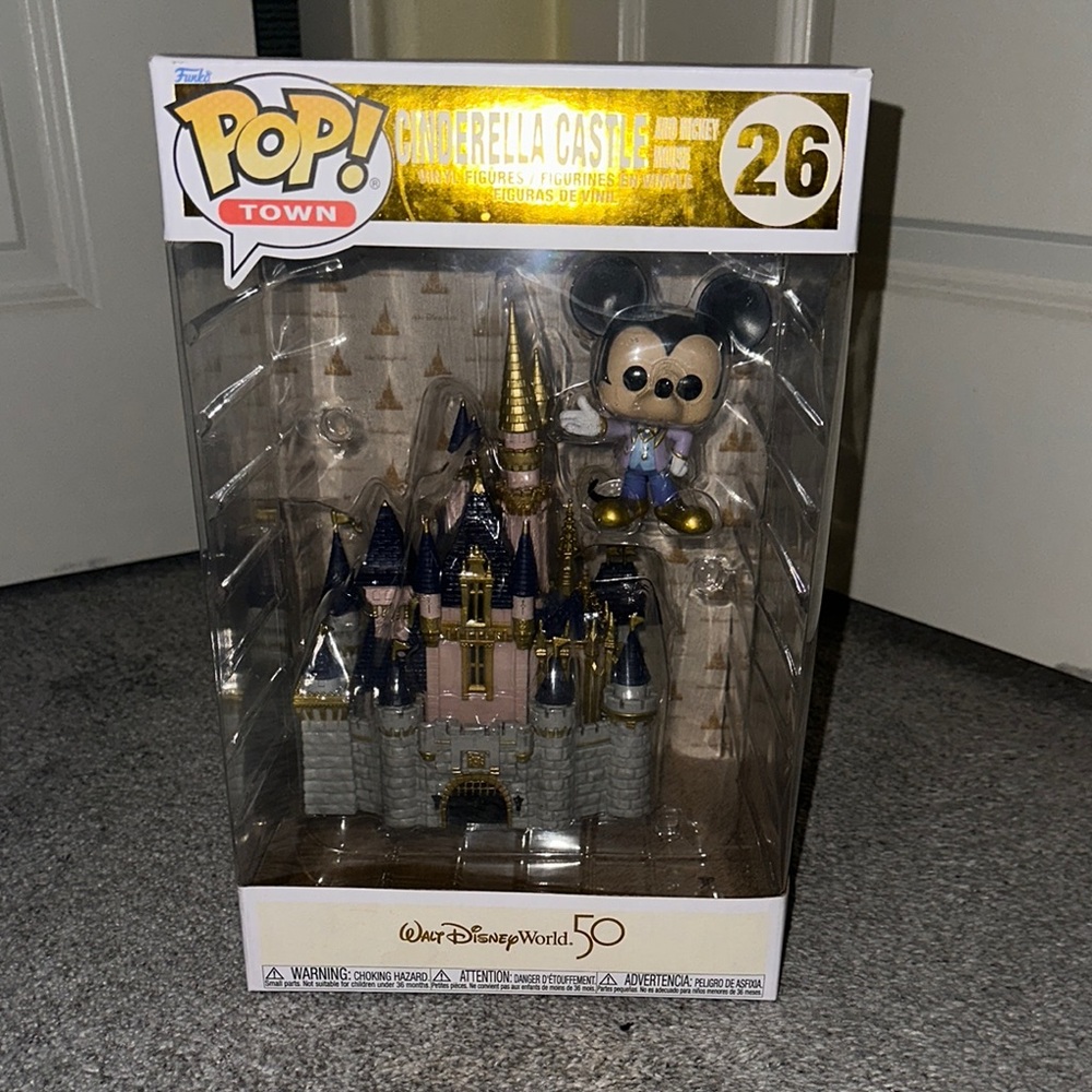 Funko Pop! Disney Castle with Mickey Mouse - Gold and Gray